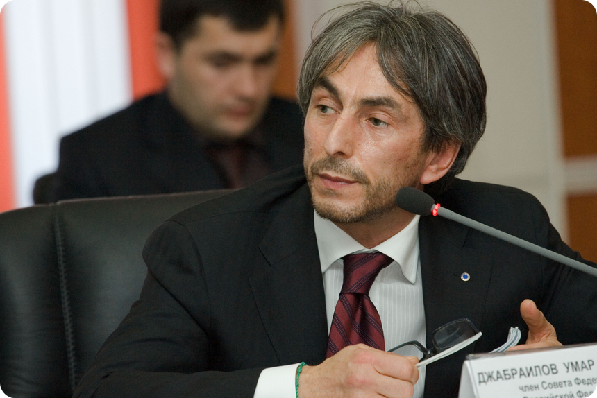 Сенатор Умар Джабраилов на заседании круглого стола, 2007 год