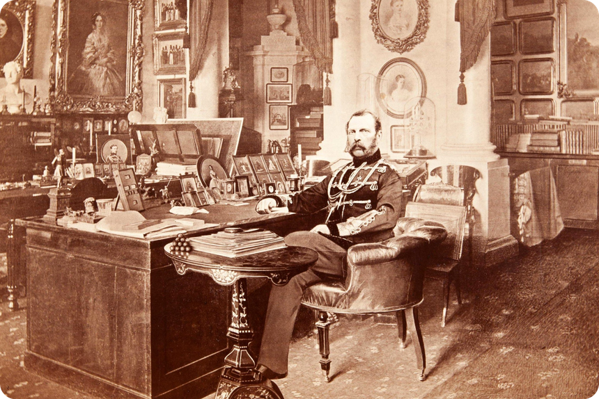 Александр II в своем кабинете в Зимнем дворце. Фотограф С. Л. Левицкий